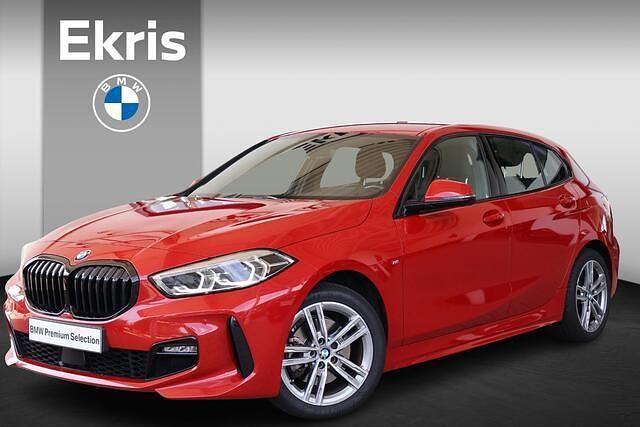Rood Gebruikt 2023 BMW 118 M Sport Hatchback | € 27.900 (Eerlijke prijs) - Afbeelding 1/4