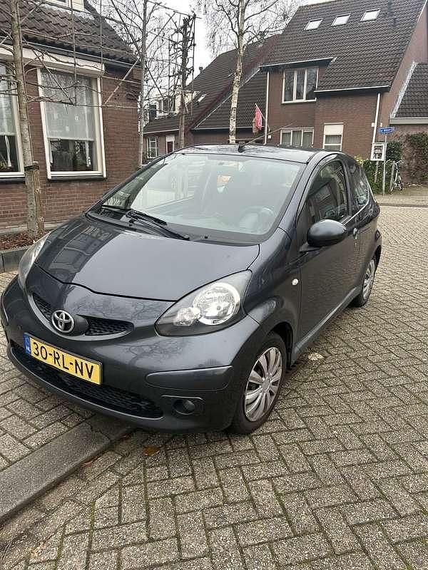 Grijs Gebruikt 2005 Toyota Aygo Sport Hatchback | € 2.200 (Eerlijke prijs) - Afbeelding 1/4