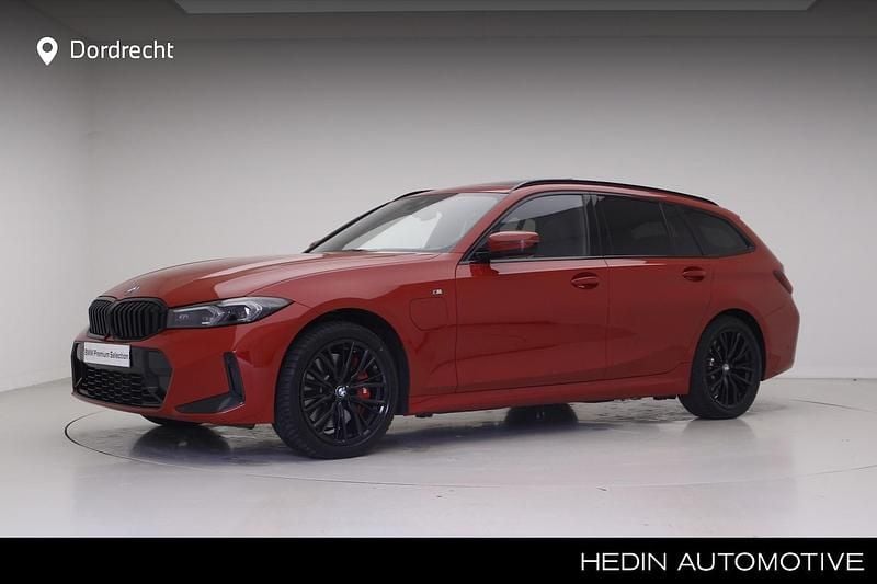 Melbourne rot metallic (rood metallic) Gebruikt 2024 BMW 330e Comfort Edition Stationwagen | € 47.895 (Eerlijke prijs) - Afbeelding 1/3