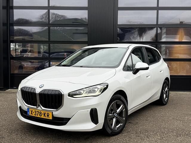 Wit (metallic) Occasion 2023 BMW 218 Luxury Line Stationwagen | € 27.999 (Eerlijke prijs) - Afbeelding 1/4