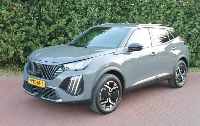 Grijs Gebruikt 2024 Peugeot 2008 Allure SUV | € 28.750 - Afbeelding 1/4
