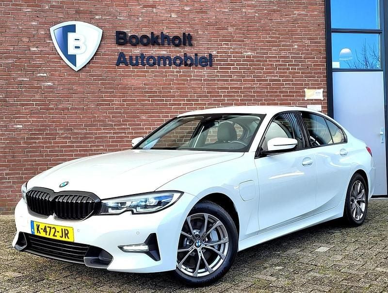 Wit Occasion 2021 BMW 330e Sport Line Sedan | € 26.900 (Super prijs) - Afbeelding 1/4
