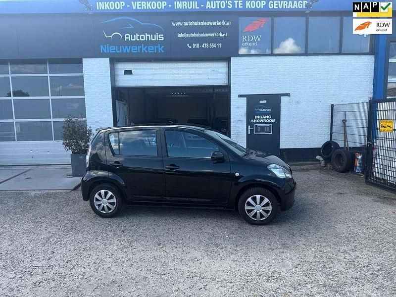 Zwart Gebruikt 2007 Daihatsu Sirion Hatchback | € 1.899 (Eerlijke prijs) - Afbeelding 1/4