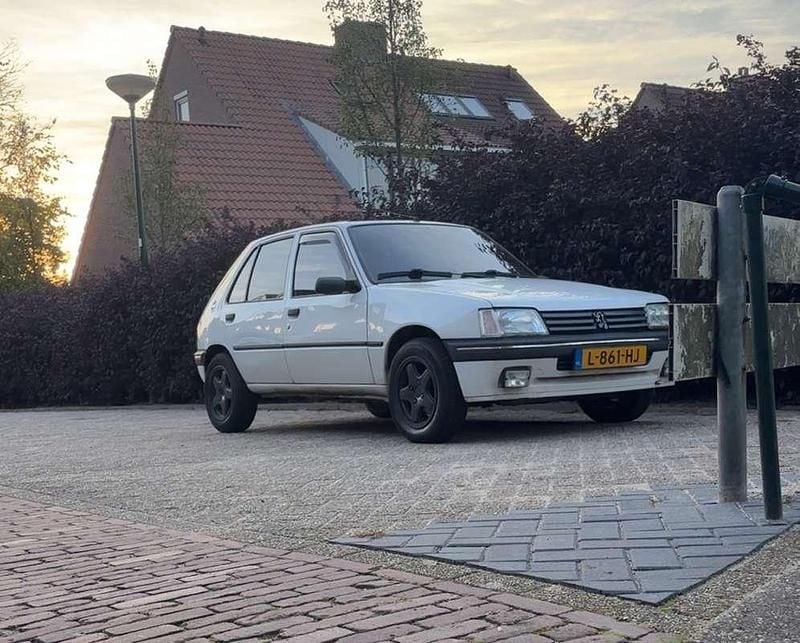 Wit Gebruikt 1996 Peugeot 205 GT Hatchback | € 3.500 - Afbeelding 1/4