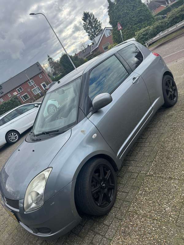 Grijs Gebruikt 2007 Suzuki Swift Hatchback | € 600 (Eerlijke prijs) - Afbeelding 1/4