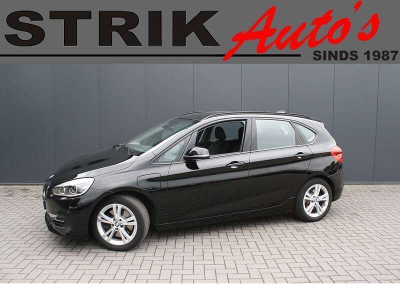 Zwart, metallic lak Gebruikt 2019 BMW 225 Active Tourer iPerformance MPV | € 17.789 (Goede deal) - Afbeelding 1/4