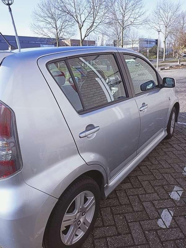 Zilver Gebruikt 2007 Daihatsu Sirion Hatchback | € 1.200 (Eerlijke prijs) - Afbeelding 1/4