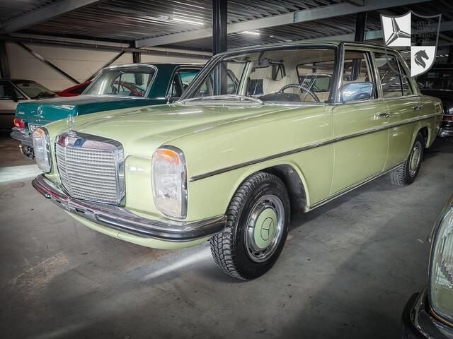 Groen Gebruikt 1975 Mercedes 230 | € 17.950 - Afbeelding 1/4