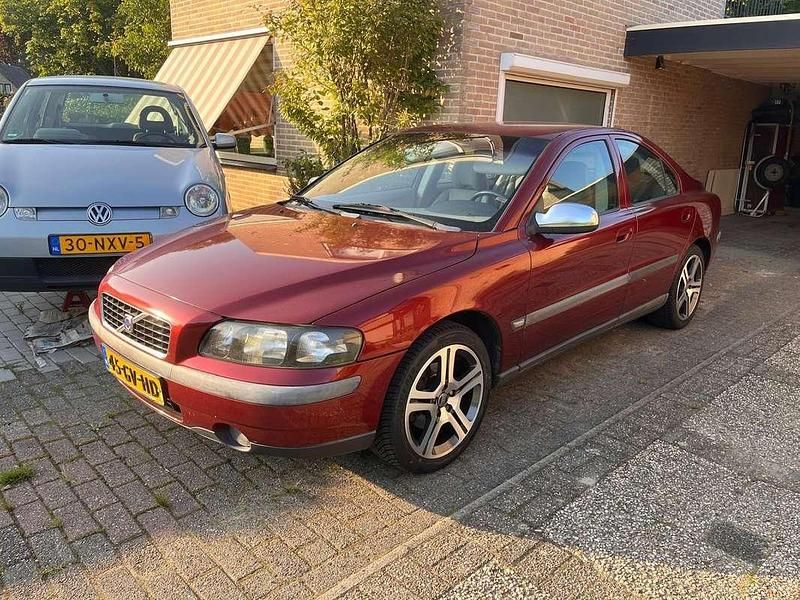 Rood Occasion 2001 Volvo S60 Sedan | € 750 (Eerlijke prijs) - Afbeelding 1/4