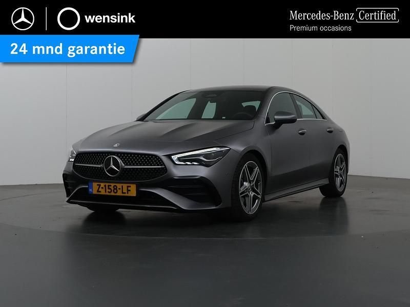 Grijs Gebruikt 2024 Mercedes CLA180 AMG line Sedan | € 37.850 (Eerlijke prijs) - Afbeelding 1/4