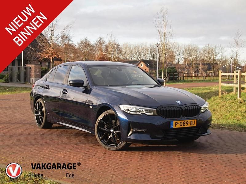 Blauw Occasion 2022 BMW 320e Basis Sedan | € 28.490 (Eerlijke prijs) - Afbeelding 1/4
