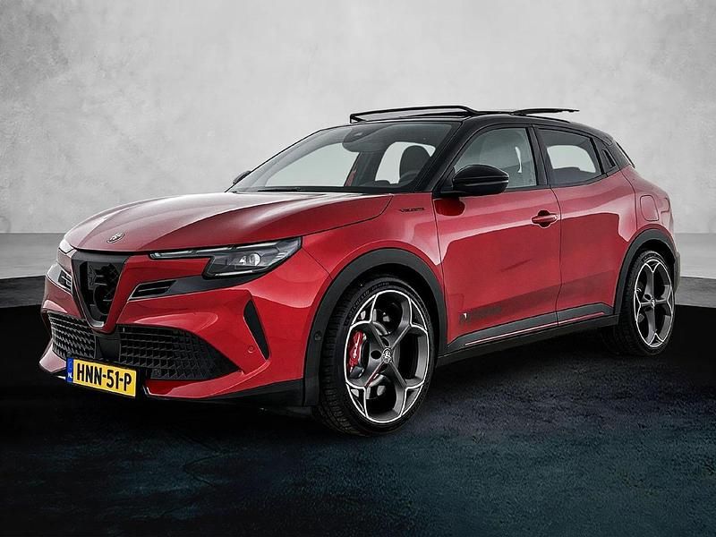 Rood Nieuw 2025 Alfa Romeo Junior Veloce SUV | € 46.920 (Duur) - Afbeelding 1/1