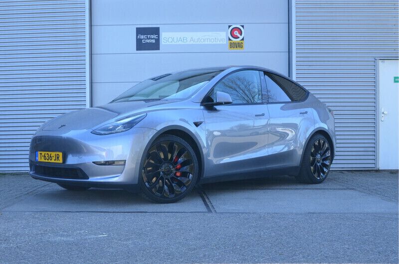 Grijs, metallic lak Gebruikt 2023 Tesla Model Y Performance SUV | € 42.999 (Iets duurder) - Afbeelding 1/4