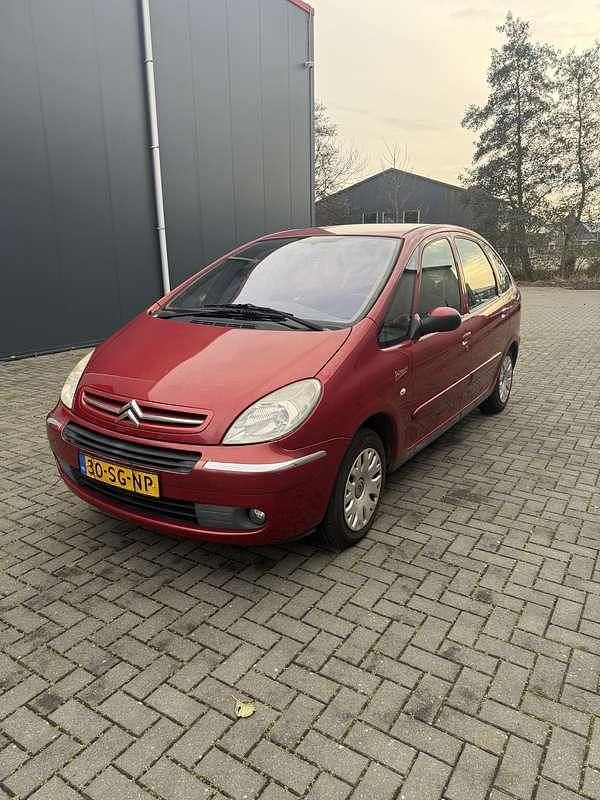 Rood Gebruikt 2006 Citroën Xsara Picasso Attraction MPV | € 999 (Goede deal) - Afbeelding 1/4