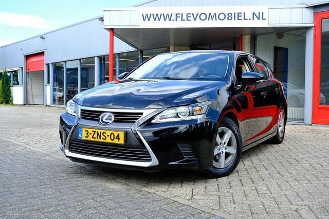 Zwart Gebruikt 2015 Lexus CT200h Hatchback | € 11.950 (Eerlijke prijs) - Afbeelding 1/4
