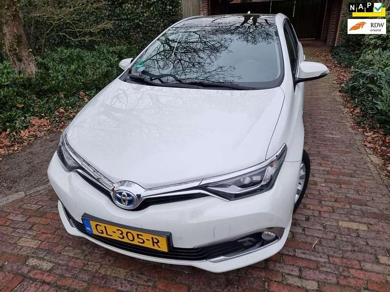 Wit (metallic) Occasion 2015 Toyota Auris Hybrid Hatchback | € 9.445 (Goede deal) - Afbeelding 1/4