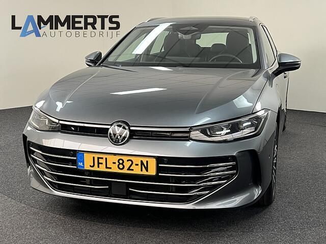 Grijs, metallic lak Gebruikt 2024 VW Passat Business Stationwagen | € 42.950 (Duur) - Afbeelding 1/4