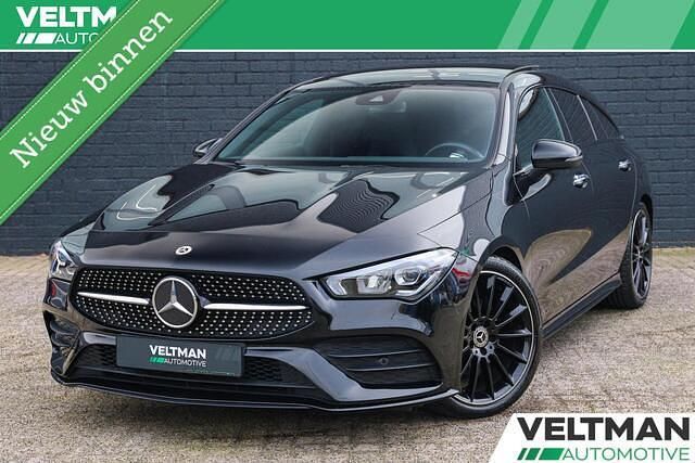 Zwart Occasion 2022 Mercedes CLA180 Shooting Brake AMG line Stationwagen | € 30.495 (Goede deal) - Afbeelding 1/4