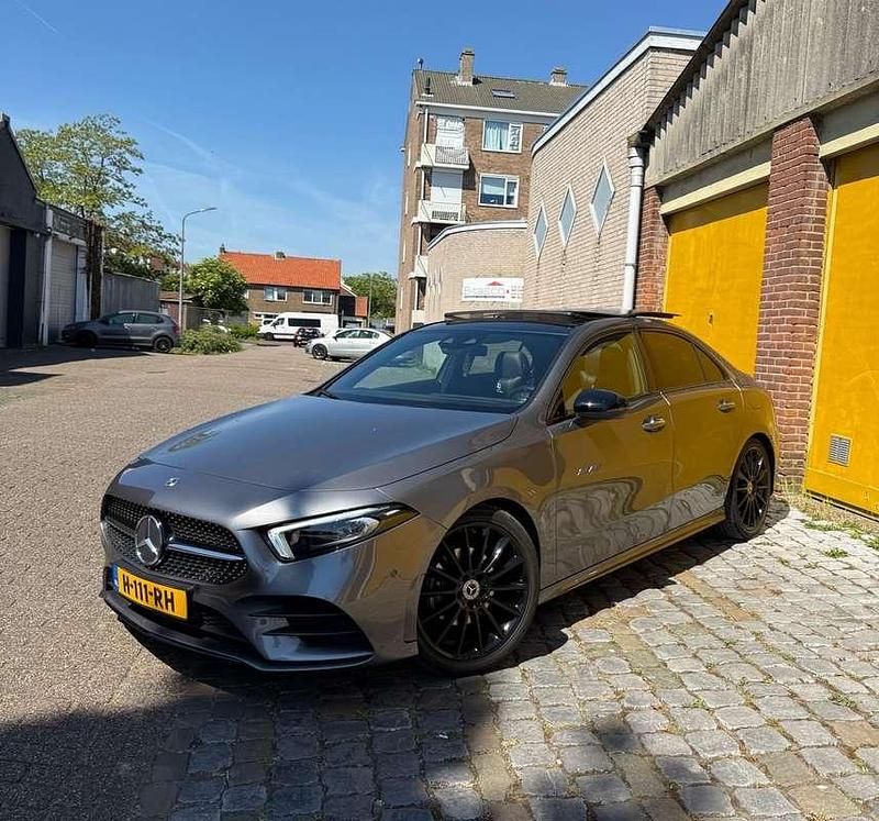 Grijs Gebruikt 2020 Mercedes A180 Premium Plus Sedan | € 27.499 (Eerlijke prijs) - Afbeelding 1/4