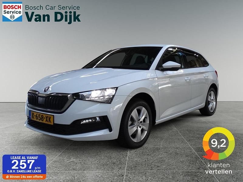 Wit Gebruikt 2021 Skoda Scala Sport Hatchback | € 19.200 (Eerlijke prijs) - Afbeelding 1/4