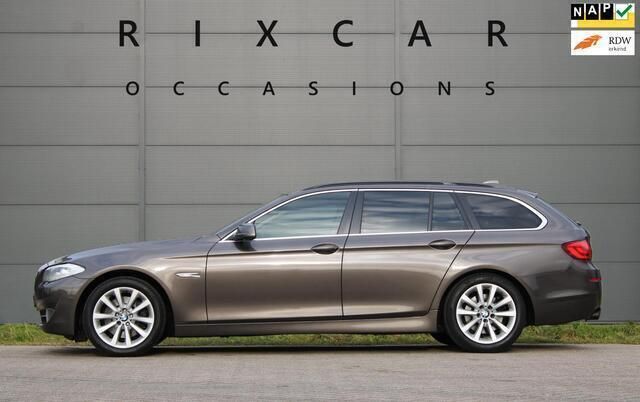 Bruin, metallic lak Gebruikt 2012 BMW 530 Executive Stationwagen | € 14.940 (Eerlijke prijs) - Afbeelding 1/4