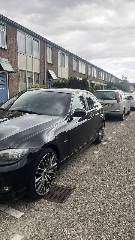 Zwart Gebruikt 2010 BMW 318 Sedan | € 7.000 (Iets duurder) - Afbeelding 1/4