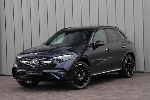 Blauw, metallic lak Gebruikt 2024 Mercedes GLC300 AMG SUV | € 69.500 (Iets duurder) - Afbeelding 1/4