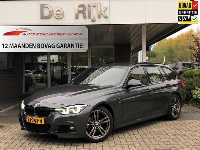 Grijs Gebruikt 2019 BMW 318 M Sport Stationwagen | € 22.495 (Eerlijke prijs) - Afbeelding 1/4