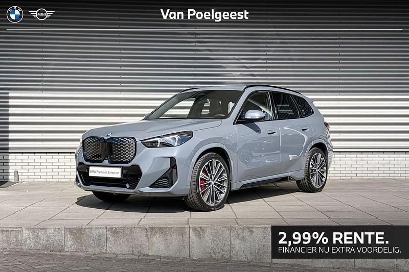 Grijs, metallic lak Gebruikt 2025 BMW iX1 Comfort Edition SUV | € 45.900 (Eerlijke prijs) - Afbeelding 1/4