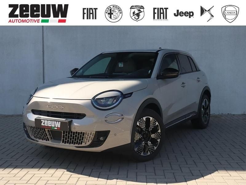 Grijs, metallic lak Nieuw 2025 Fiat 600E La Prima SUV | € 37.900 - Afbeelding 1/4