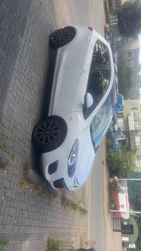 Wit Gebruikt 2012 Mazda 2 Hatchback | € 2.800 (Goede deal) - Afbeelding 1/4