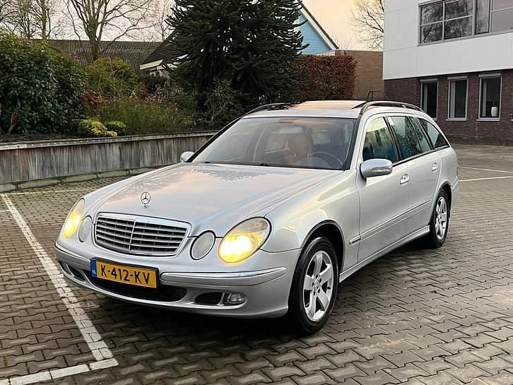 Grijs Gebruikt 2006 Mercedes E220 Avantgarde Stationwagen | € 1.999 (Super prijs) - Afbeelding 1/4