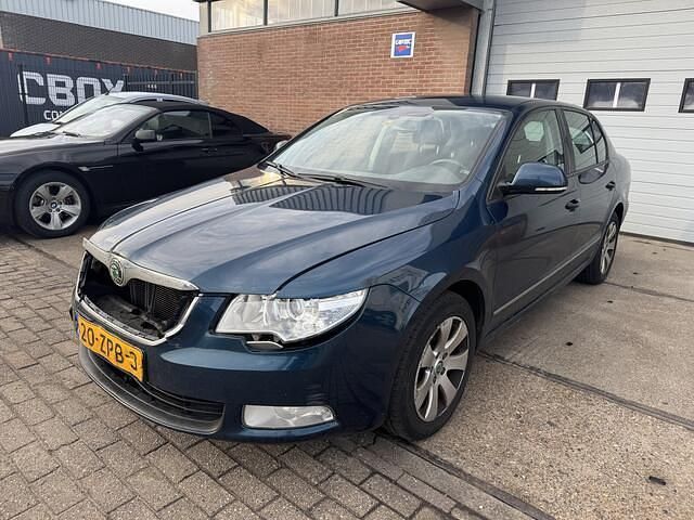 Blauw (metallic) Occasion 2013 Skoda Superb Business Line Hatchback | € 3.600 (Super prijs) - Afbeelding 1/4