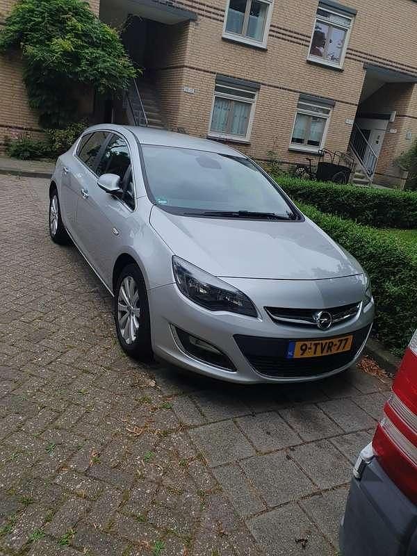 Zilver Gebruikt 2013 Opel Astra Hatchback | € 4.500 (Eerlijke prijs) - Afbeelding 1/4