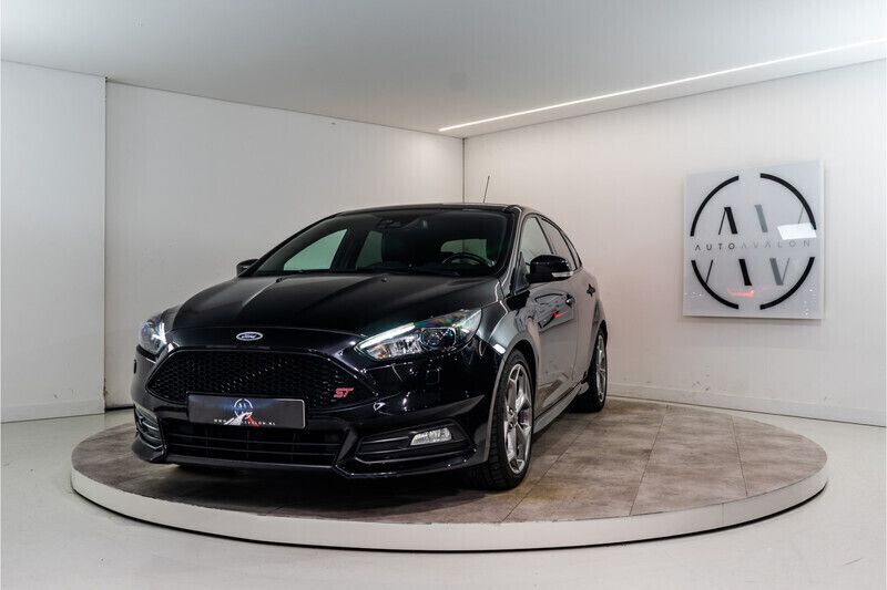 Zwart Gebruikt 2017 Ford Focus ST Hatchback | € 16.980 (Eerlijke prijs) - Afbeelding 1/4