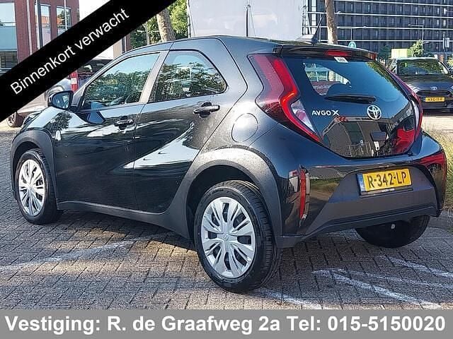 Zwart Gebruikt 2022 Toyota Aygo Play Hatchback | € 18.400 (Eerlijke prijs) - Afbeelding 1/2