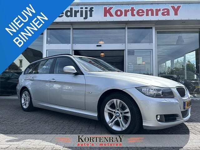 Grijs, metallic lak Gebruikt 2012 BMW 318 Stationwagen | € 6.999 (Goede deal) - Afbeelding 1/4