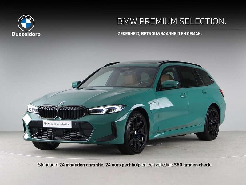 Groen Gebruikt 2024 BMW 330e M Sport Stationwagen | € 58.900 (Duur) - Afbeelding 1/4