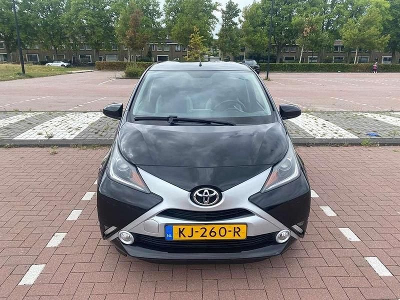 Zwart Gebruikt 2016 Toyota Aygo Sport Hatchback | € 7.200 (Goede deal) - Afbeelding 1/4