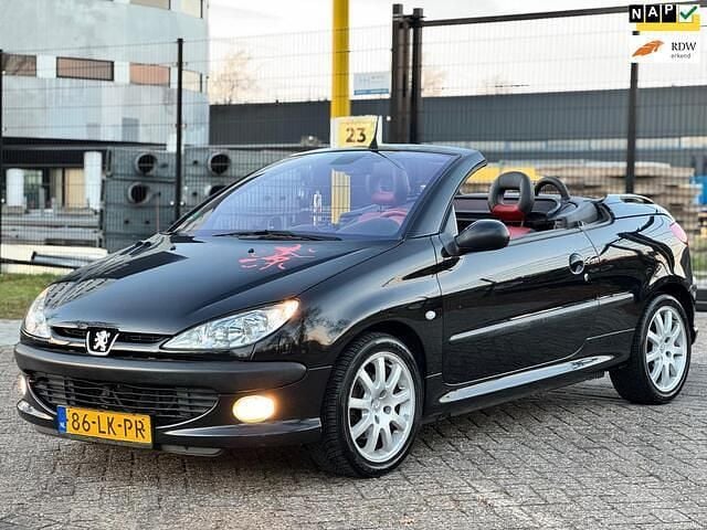 Zwart Gebruikt 2003 Peugeot 206 CC Premium Cabriolet | € 2.695 (Eerlijke prijs) - Afbeelding 1/4