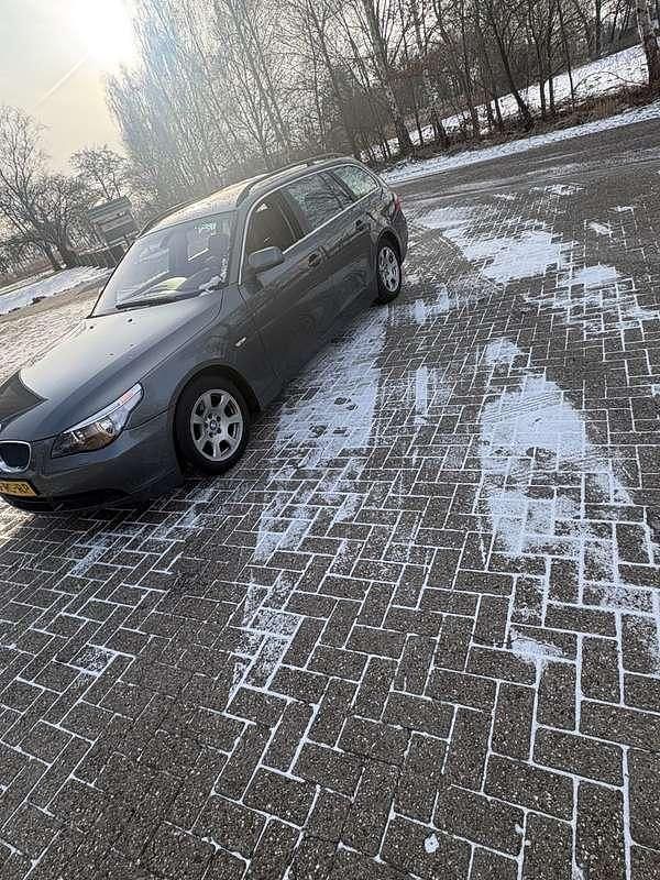 Grijs Occasion 2005 BMW 523 Executive Stationwagen | € 3.000 (Eerlijke prijs) - Afbeelding 1/4