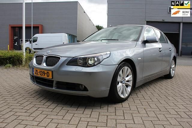 Grijs Gebruikt 2004 BMW 545 Sedan | € 10.950 (Eerlijke prijs) - Afbeelding 1/4