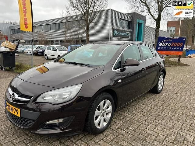 Bruin (metallic) Gebruikt 2014 Opel Astra Business Hatchback | € 5.450 (Eerlijke prijs) - Afbeelding 1/4