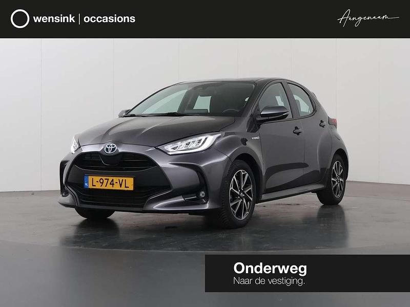 Grijs Occasion 2021 Toyota Yaris Hybrid Hatchback | € 17.935 (Eerlijke prijs) - Afbeelding 1/4
