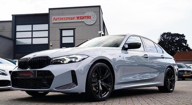 Grijs Gebruikt 2023 BMW 318 M Sport Sedan | € 36.995 (Iets duurder) - Afbeelding 1/4