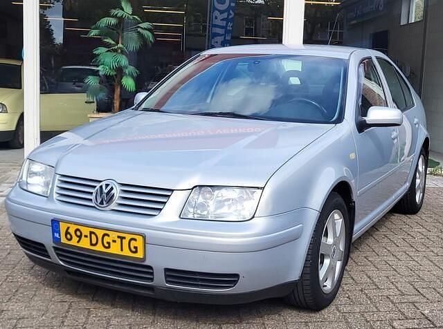 Grijs Gebruikt 1999 VW Bora Trendline Sedan | € 1.699 (Eerlijke prijs) - Afbeelding 1/4