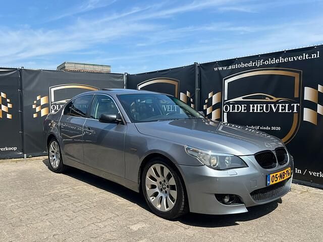 Grijs Gebruikt 2003 BMW 530 Executive Sedan | € 3.450 (Duur) - Afbeelding 1/4