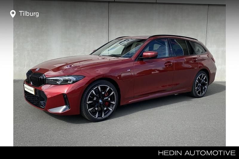 Rood Nieuw 2025 BMW 330e Stationwagen | € 69.880 - Afbeelding 1/4