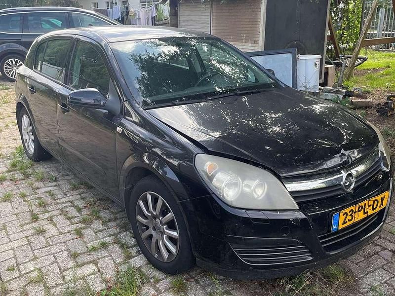 Zwart Gebruikt 2004 Opel Astra Enjoy Hatchback | € 1.000 (Super prijs) - Afbeelding 1/4