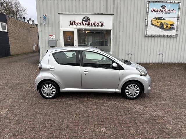 Grijs (metallic) Occasion 2013 Toyota Aygo Comfort Hatchback | € 4.500 (Iets duurder) - Afbeelding 1/4